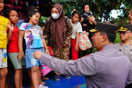 Kapolri Jenderal Listyo Sigit Prabowo Kunjungi Pengungsi Kebakaran Depo Pertamina Plumpang