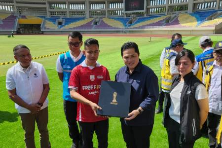 Tinjau Stadion Manahan,  Erick Thohir Ingatkan Soal Ruang Sponsor