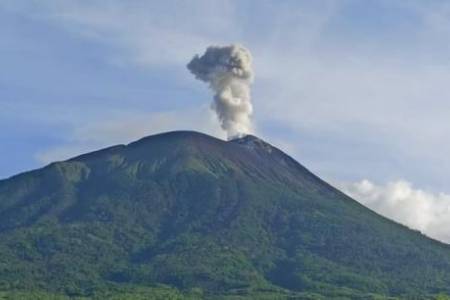 Gunung Api Ile Lewotolo di Bagian Utara Pulau Lembata NTT Erupsi