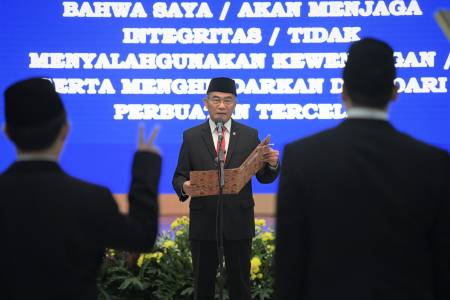 Lantik 2 Pejabat Baru, Plt Menpora Muhadjir Effendy:  Langsung Kerja Keras, Ada Program Besar Menunggu! 