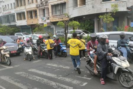 Maxim Bagikan 1600 Paket Takjil kepada Masyarakat Surabaya