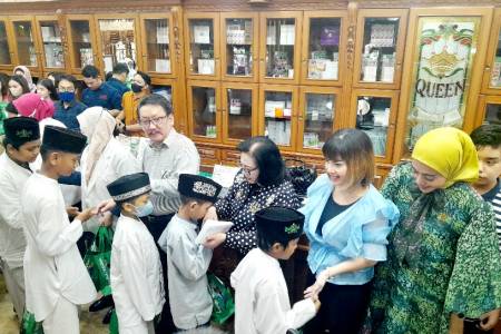Queen Klinik Bedah Plastik Bersama Selebritas Indonesia  Gelar  Santunan Anak Yatim 