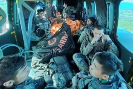 Evakuasi 4 Jenazah TNI yang Gugur Akibat Serangan Brutal Teroris KKB
