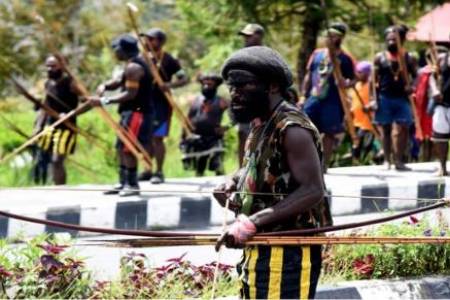 Warga Papua Gunakan Panah dan Busur Bantu TNI-Polri Perangi KKB Teroris