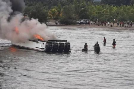 Kapal Speed Boat Endewin yang Digunakan Bupati Teluk Wondama Meledak