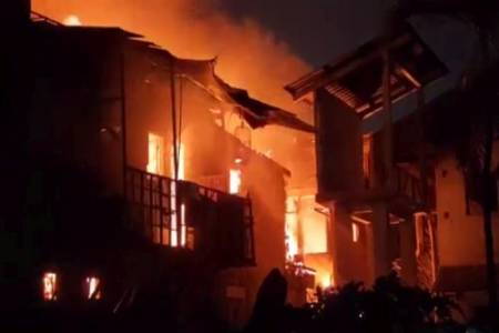 Belasan Rumah Kontrakan Terbakar di Jalan Kayumas Raya  Pulogadung