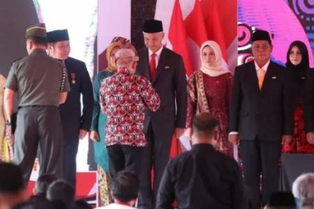 Capres PDIP, Ganjar Pranowo Terima Penghargaan Satyalencana Wira Karya