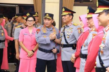 Kapolri Jenderal Listyo Sigit Prabowo Resmi Lantik Komjen Wahyu Widada sebagai Kabareskrim Polri 