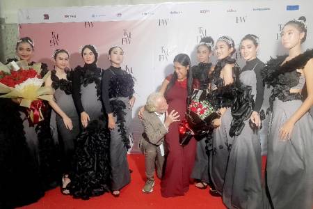 7 Tahun Menunggu, Desainer Muda Migi Rihasalay Resmi Perkenalkan Busana Terbarunya  'Black Rose' di TMFW 2023