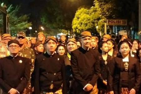 Ganjar Pranowo dan Para Tokoh Nasional Hadiri Kirab Pusaka Malam 1 Suro Pura Mangkunegaran