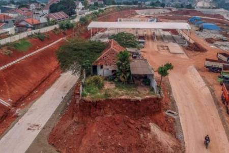 Viral! Sepetak Rumah Kokoh berdirri Tengah Proyek Tol Cinere-Jagorawi
