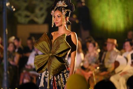 Membawa Batik Kudus Kembali  ke Kota Kretek  Melalui Koleksi 'Sandyakala Smara' Karya Denny Wirawan 