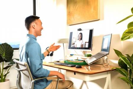 Logitech Tawarkan Brio 100 Full HD Webcam, Meeting Optimal dengan Suara dan Tampilan Lebih Baik