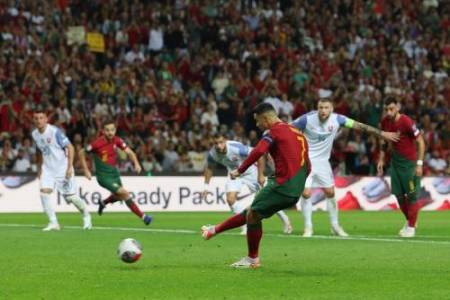 Cetak 2 Gol di Laga Timnas Portugal vs Slovakia, Cristiano Ronaldo Tinggalkan Lionel Messi di Level Internasional! 