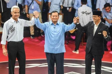 Usai Debat Perdana Capres 2024, 3 Capres Saling Rangkul!