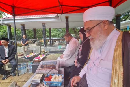 Ulama Sufi Dunia Berziarah ke Makam Hj Lu'luiyah Ibunda Komjen Pol (Purn) Dr Syafruddin Kambo 