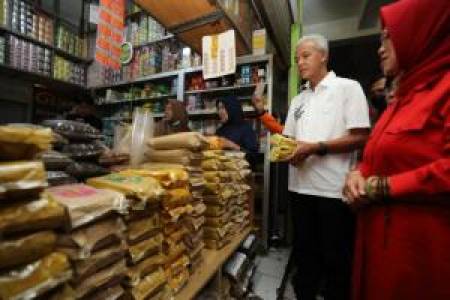Ganjar Pranowo Blusukan ke Pasar Jamu Nguter