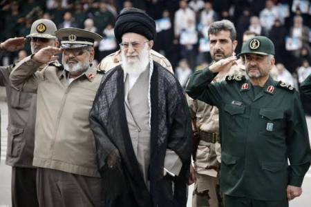 Ayatollah Ali Khamenei Pimpin Pemakaman Jenderal Sayyed Razi