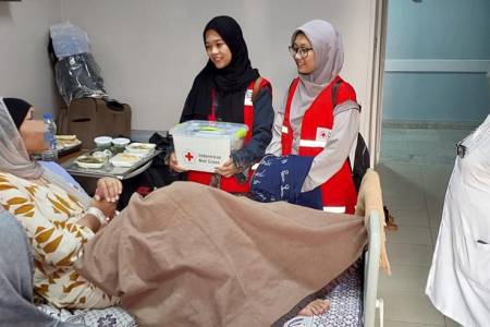 PMI Distribusikan Kursi Roda dan Kruk untuk Pasien Korban Konflik Gaza