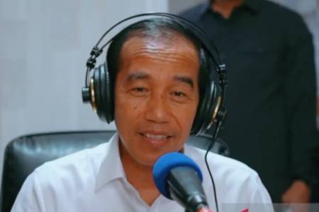 Presiden Jokowi Sapa Pendengar RRI dalam Siaran Perdana dari IKN