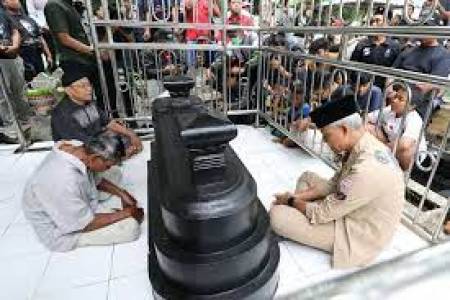 Mampir di Madiun, Ganjar Ziarah ke Makam Pendiri Pencak Silat Persaudaraan Setia Hati