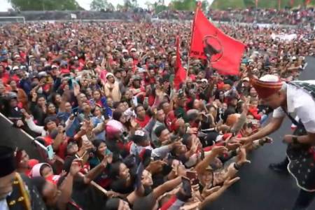 Diguyur Hujan, Warga Manggarai NTT Setia Dengarkan Orasi Politik Ganjar