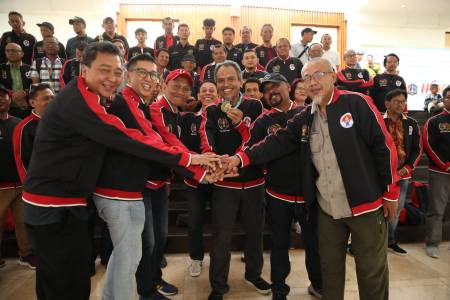 SIWO DKI Terima Medali Emas Sepak Bola Porwanas 2022
