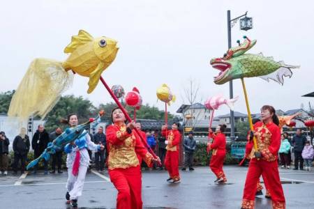 Sejumlah Tim Kesenian Rakyat Berpartisipasi dalam Perayaan Festival Lampion di Kota Heqiao
