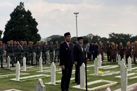 PJ Gubernur Jabar Bey Triadi Machmudin  Pimpin Prosesi Pemakaman Solihin GP di TMP Cikutra