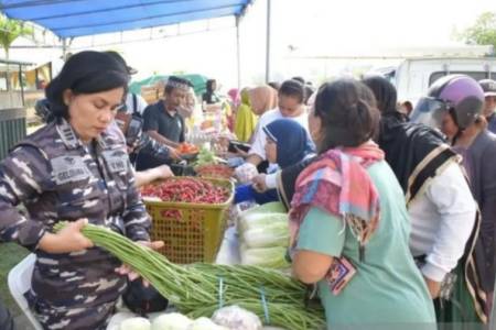 TNI AL Sediakan Dapur Umum untuk Korban Banjir Demak