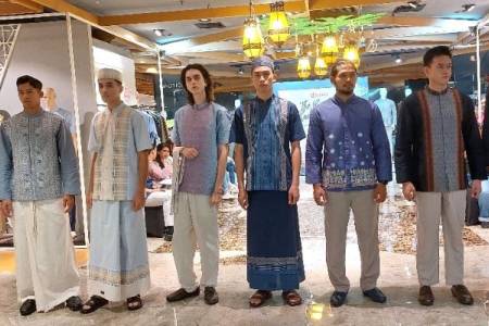 Paduan Baju Koko & Sarung, Cocok Dipakai Pria Saat Idul Fitri