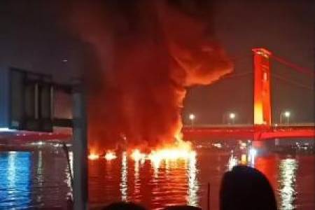 Kapal Jukung Bintang Kejora Meledak di Jembatan Ampera Palembang