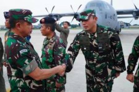 Panglima TNI Sambut kedatangan Hercules TNI AU yang Sukses Bawa Bantuan Kemanusiaan di Gaza 