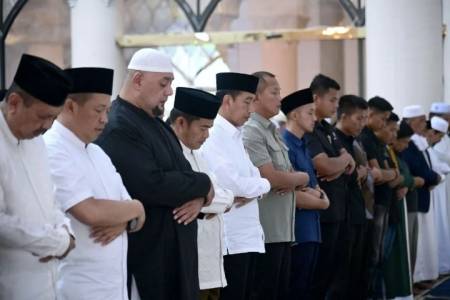 Presiden Jokowi Laksanakan Shalat Jumat di Masjid Agung Kota Medan