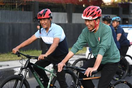 Presiden Jokowi dan Mentan Amran Sarapan dan Bersepeda Bareng di Lombok 