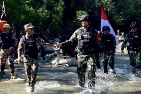 TNI dan Tentara Timor Leste Patroli Bersama Cek Patok Perbatasan NTT