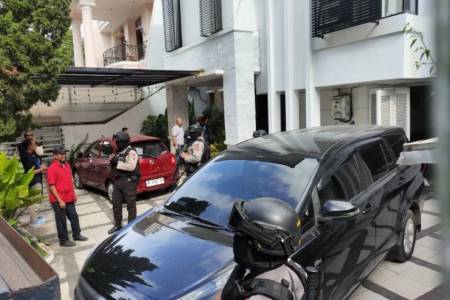 Tim Penyedik KPK Gledah Rumah Salah Satu Keluarga SYL di Makassar
