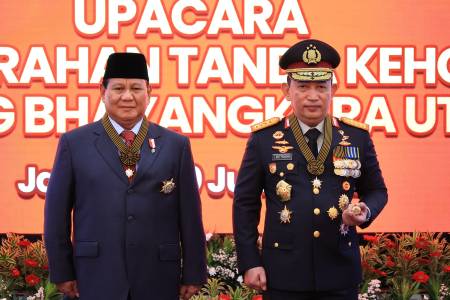 Menhan Prabowo Subianto Terima Penghargaan Tanda Kehormatan Bintang Bhayangkara Utama Polri