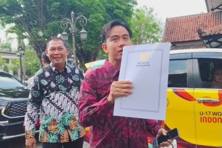Gibran Rakabuming Resmi Serahkan Surat Pengunduran Diri ke DPRD Kota Surakarta