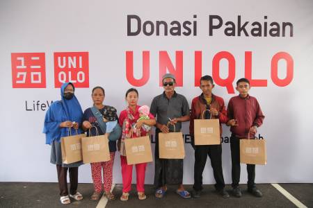 UNIQLO Donasikan 4.000 Pakaian untuk Masyarakat Bekasi dan Sekitarnya