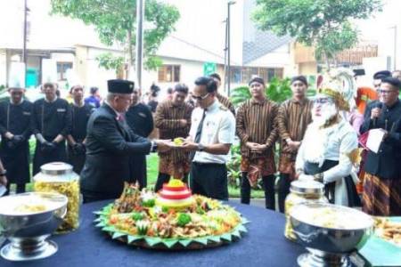 Parade Tumpeng Dirgahayu Indonesia Sepanjang 7 Meter dengan 9 Menu Khas Indonesia pada HUT ke-79 Kemerdekaan RI