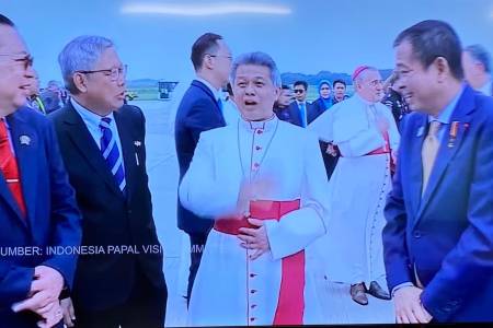 Paus Fransiskus  Tiba di Indonesia, Disambut Tokoh Gereja dan Pejabat Negara