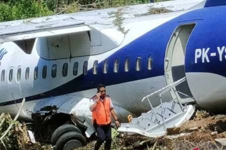 Pesawat Trigana PK YSP ATR 42-500 Tergelincir di Bandara Kamanap Serui Papua