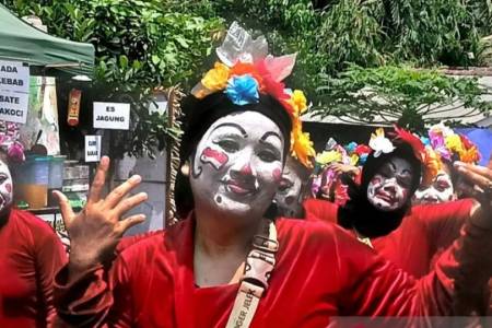 Kirab Para Seniman Menutup Festival Lima Gunung Ke-23