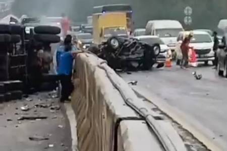 17 Mobil Tabrakan Beruntun di Tol Cipularang KM 92 Hingga Terbang