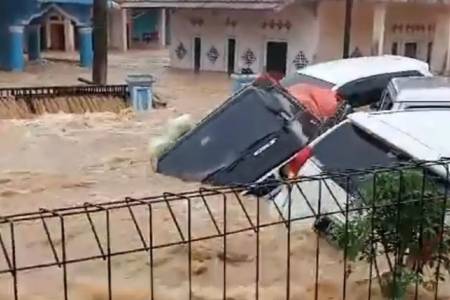 Banjir Bandamg di  Sukabumi, Sejumlah Mini Bus Tersert Arus!