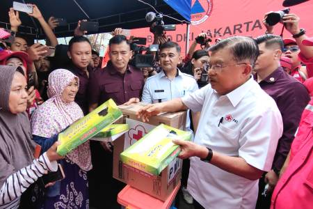 Kunjungi Korban Kebakaran di Kebon Kosong, Jusuf Kalla Serahkan Bantuan