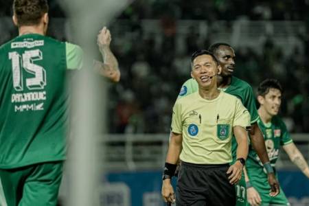 Persebaya Kritik Wasit Lapangam dan VAR yang Kurang  Jeli