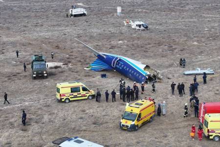 Diduga Tabrak Burung, Pesawat Azerbaijan Airlines Jatuh Puluhan Tewas