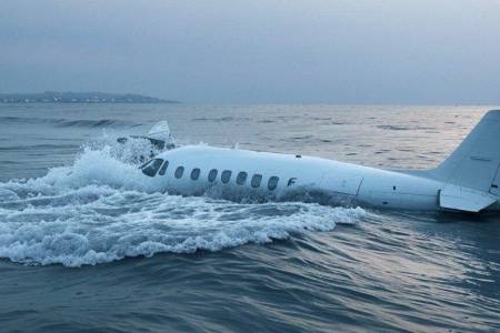 BREAKING NEWS : Pesawat Al Jazira Jatuh ke Laut Pilot dan Kopilot Tewas